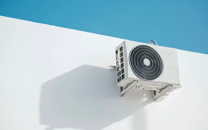 Unità esterna del climatizzatore su un muro bianco